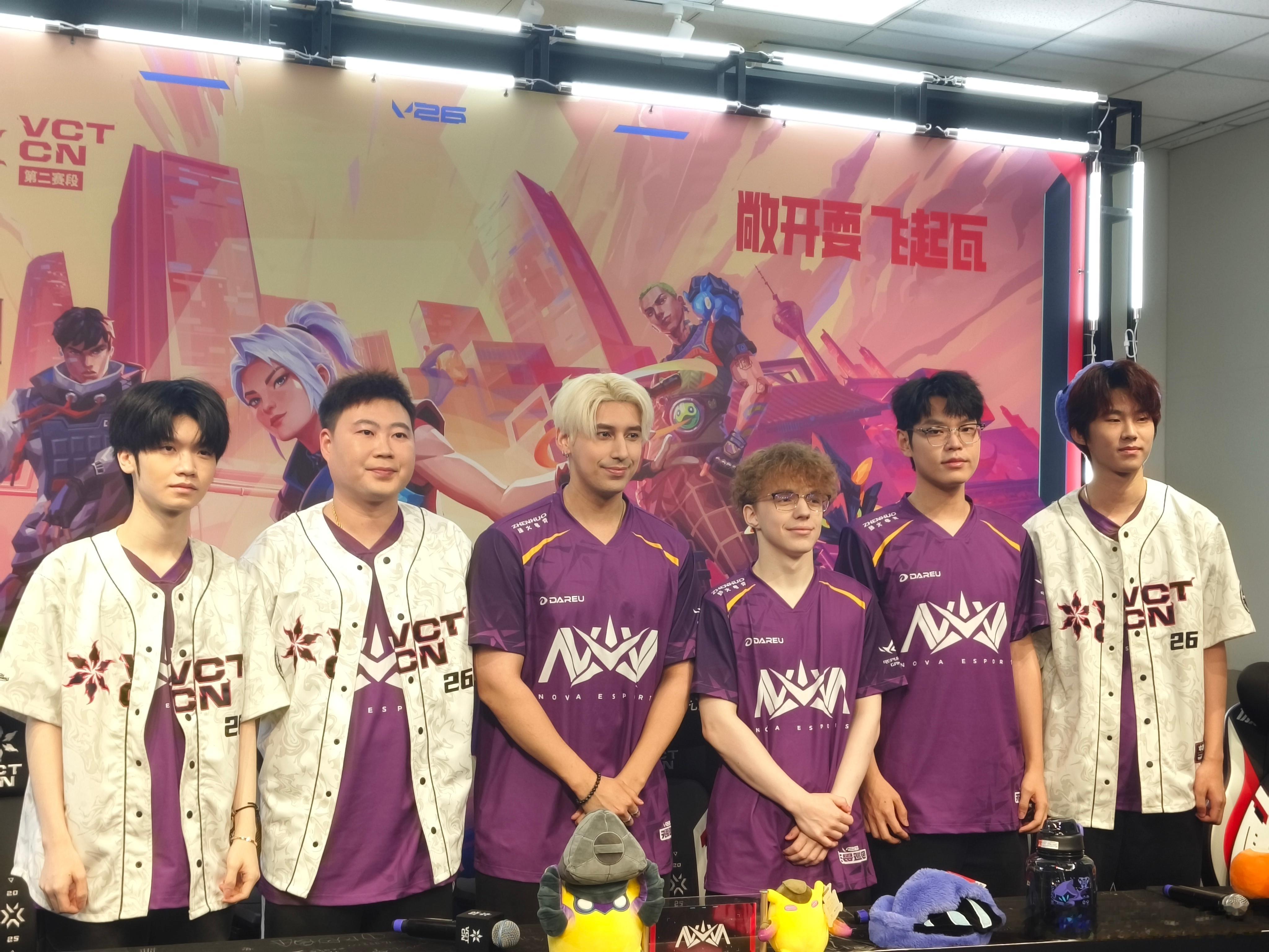 NOVA赛前采访结束合影（Ezeir走之前想把帽子戴着走媒体老师们:不可以🖐?