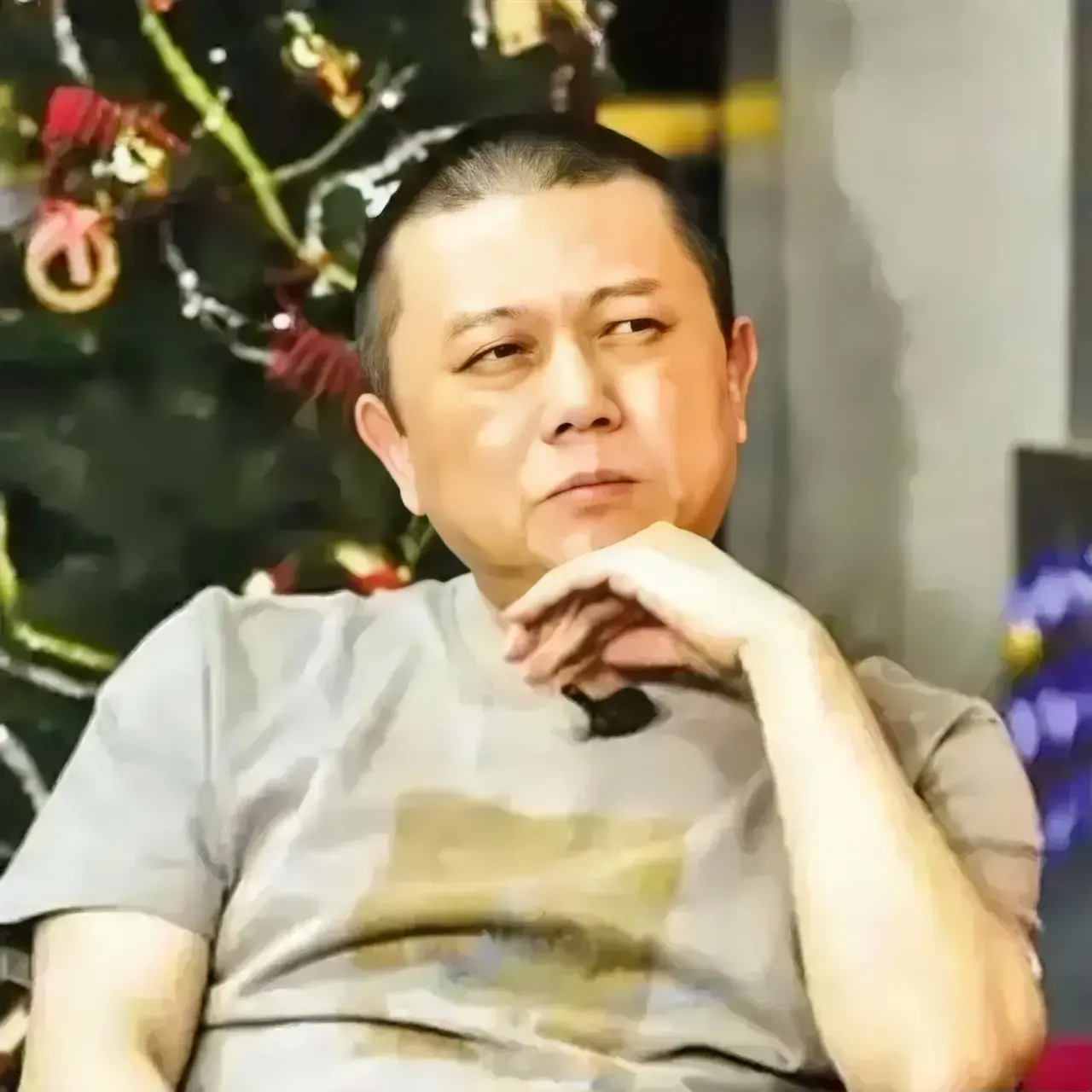 王朔的这段话，犀利刺耳，话糙理不糙：“现在的人就像猪，人都是自私的，只要不侵犯到