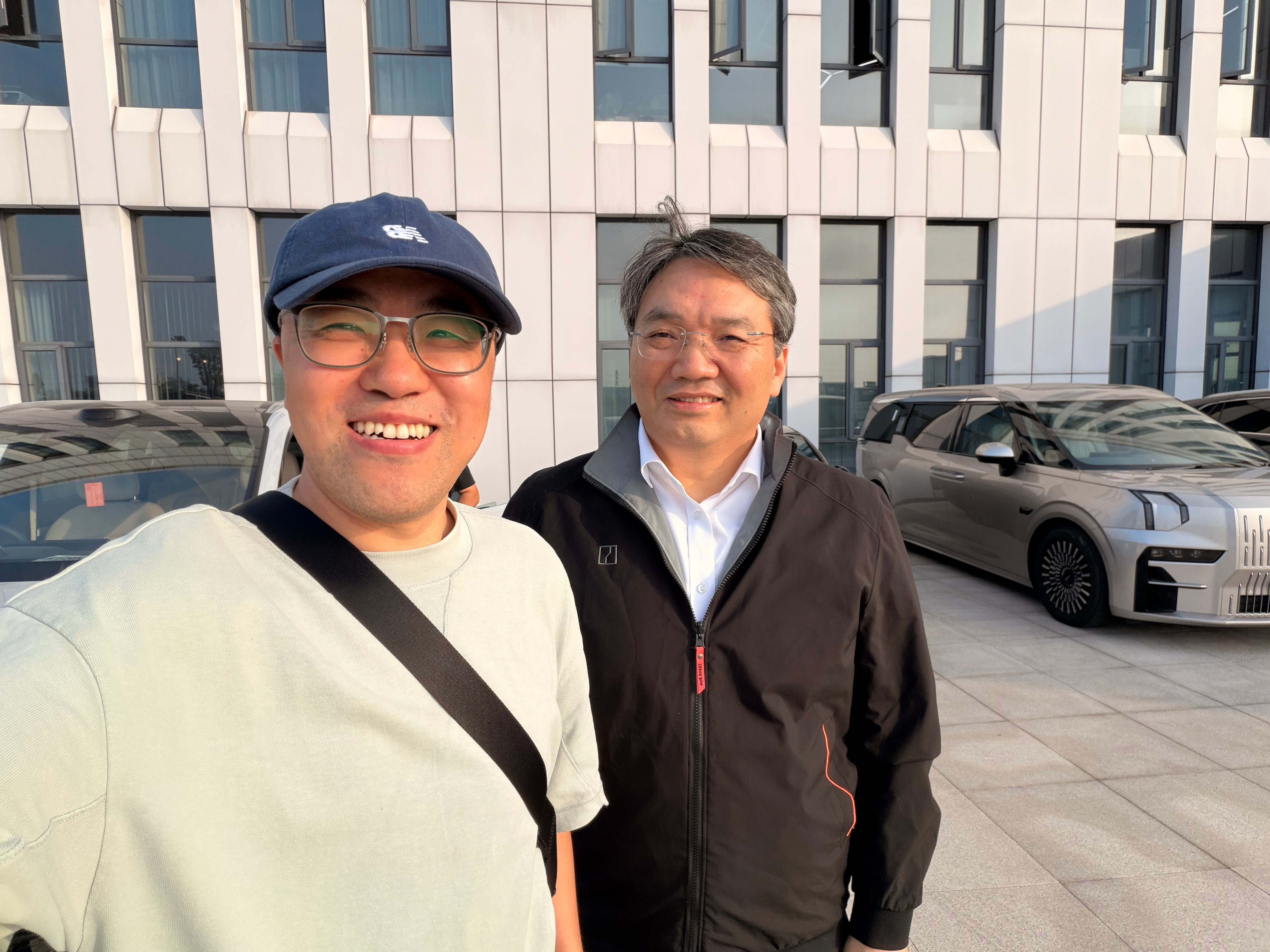 极氪[超话] 见到赵厂长了聊了很多体验和软件的优化，大家关注的问题，赵厂长都看到