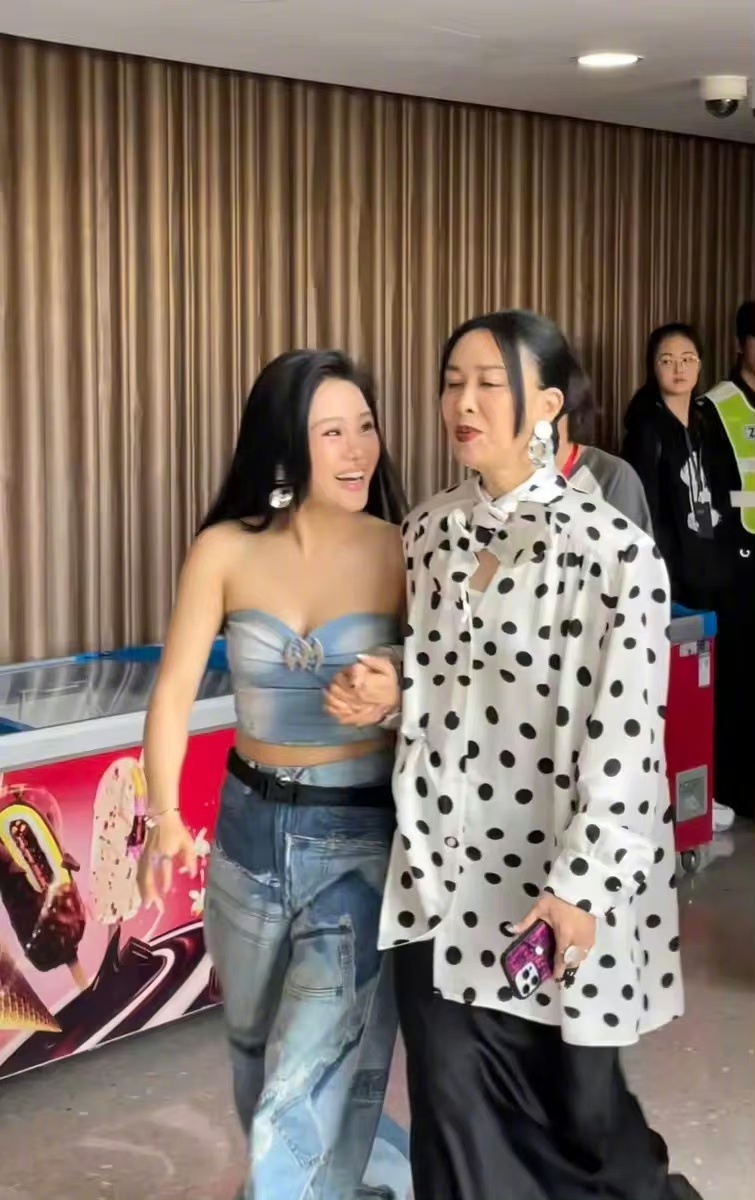 #那英袁娅维萌探同框# 袁娅维和浪姐请假了，但是没有完全请到，英子也是摇人了，但