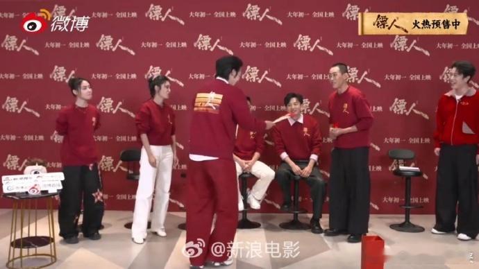 于适投壶是练过吧 于适投壶名场面太经典！凭实力成为全场焦点，队友忍不住上前抱大腿