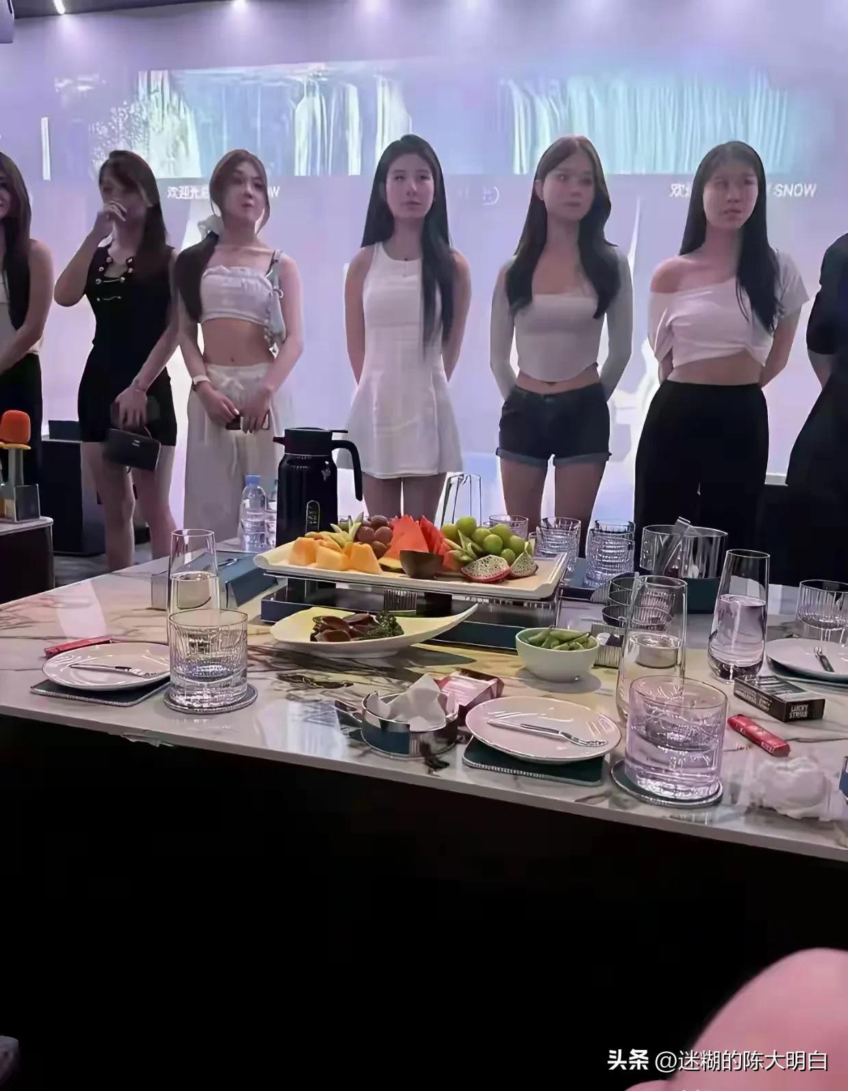 有点好奇：十年以后，她们靠什么养活自己？