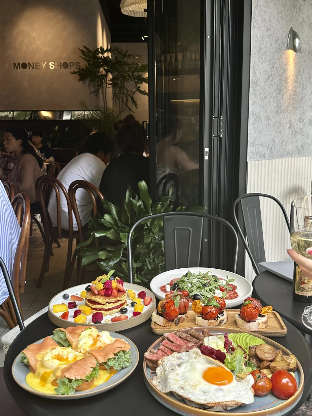 梧桐树下的沿街brunch……好喜欢啊！！