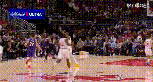 东契奇的3分好不讲理、太豪横了！
图1-2：前面可是杜兰特啊，根本没空间；图3：