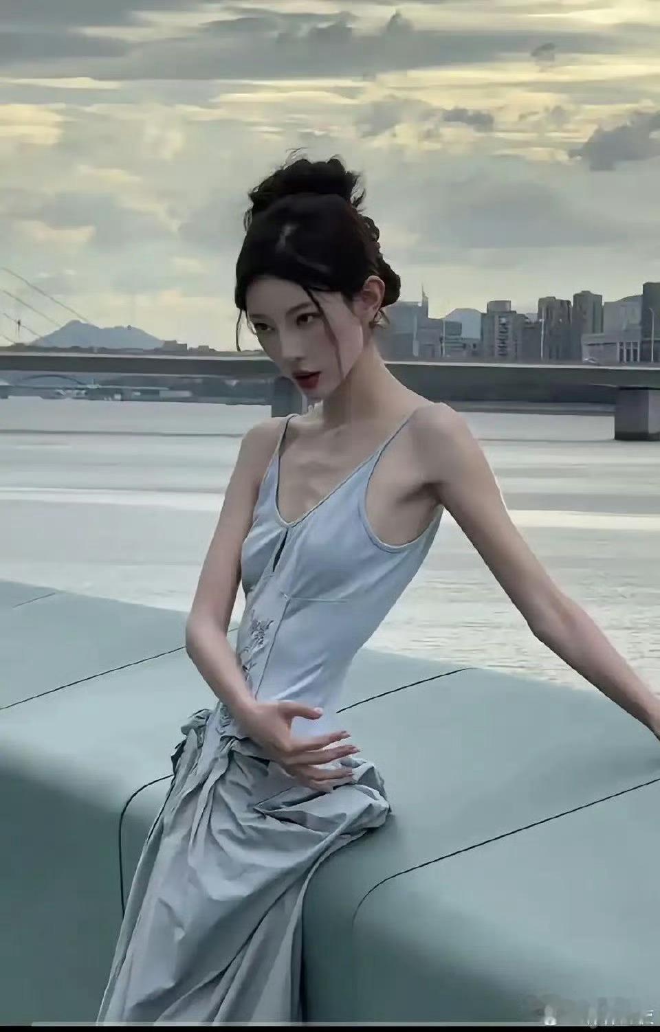 太吓人了吧，王若曦竟然瘦成这样了？！身高1.74米，体重才43斤？！这真是成骨架