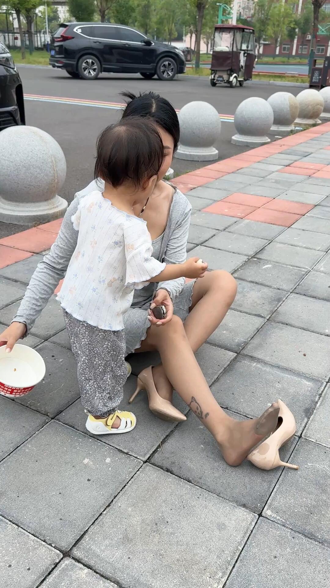 路边带娃的宝妈看的人走不动路了，对不起！
