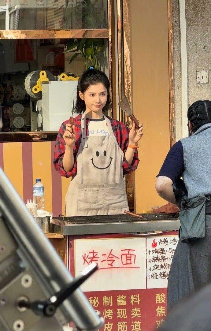 张婧仪给粉丝做烤冷面 张婧仪拍戏做烤冷面还送给粉丝，羡慕！！ 