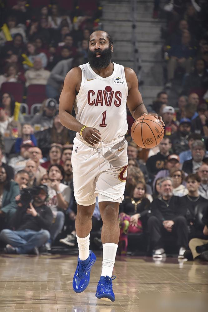 凌晨客场酒店的宴会厅里连个篮球框都没装，满脸胡子的哈登却拽着几个两米大汉来回跑空