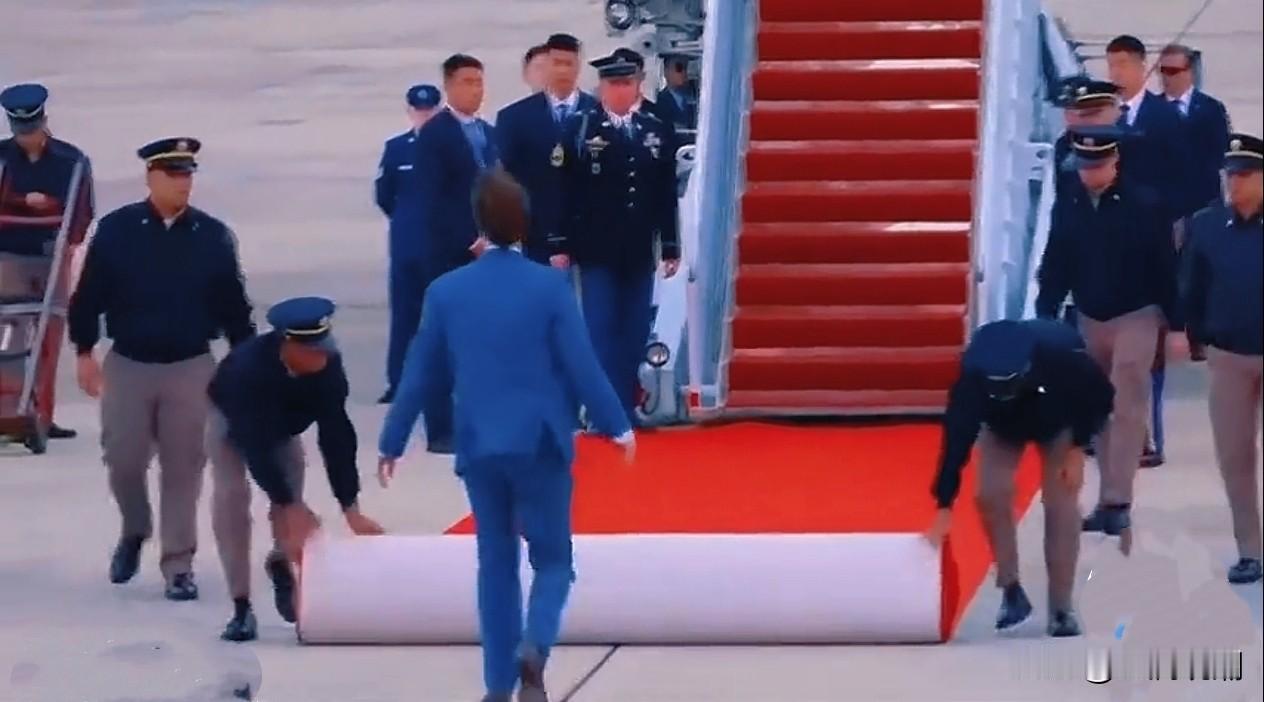 美国人这这红地毯铺的才有气势，从舱门到舷梯直到地面停车处，一气呵成…