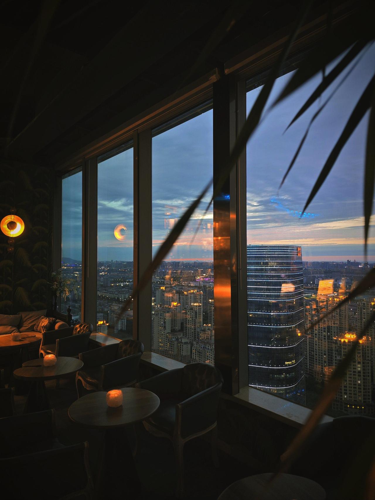 请您对下联
 下联：室内灯火阑珊。