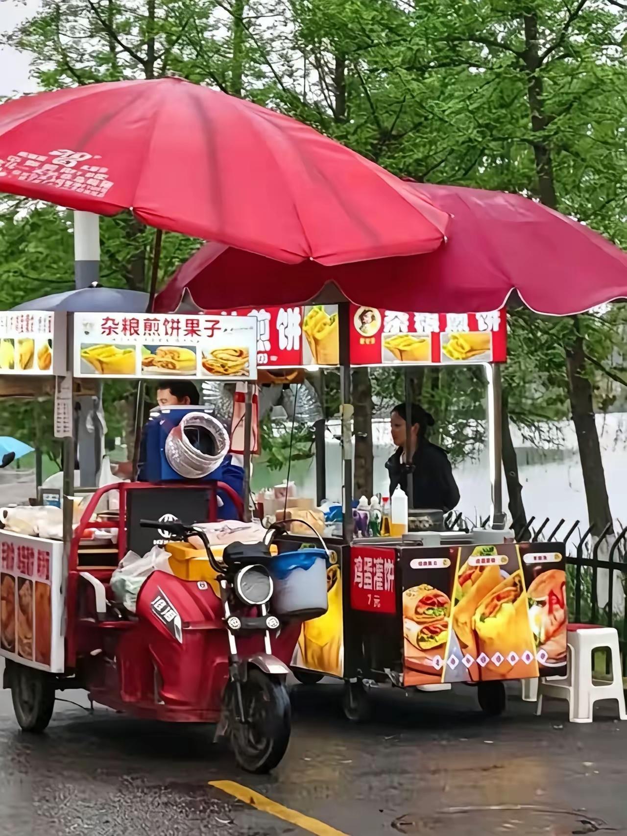 长沙后湖夜市，一位单亲妈妈的煎饼摊，被隔壁摊主故意挡住，对方就是不让她做生意，想