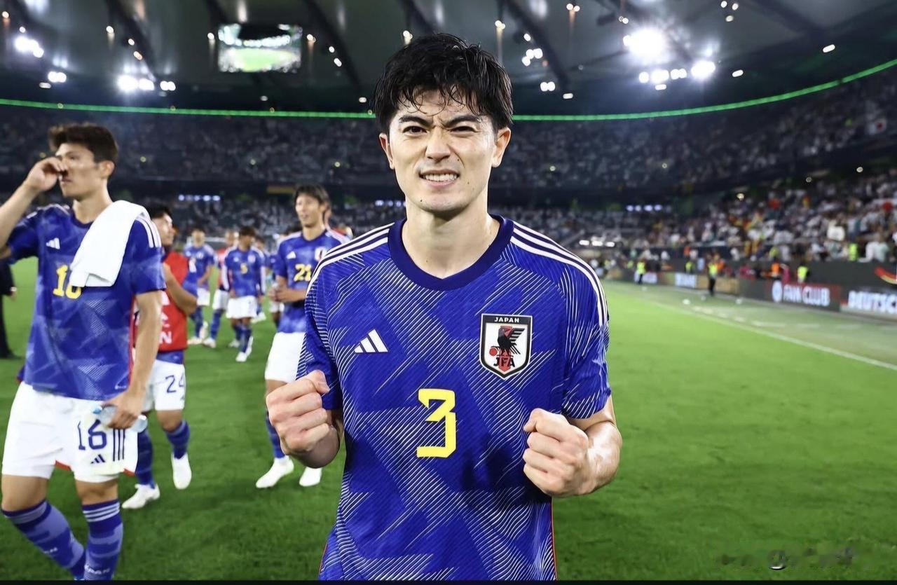 世界杯颜值F组｜熟男球员谷口彰悟。
34岁，身高183cm，现效力比利时圣图尔登