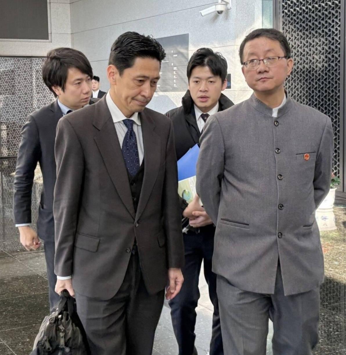 谁能想到，一场跨国外交会面，最后竟成了日本舆论场的"大型丢人现场"。
 
日本外