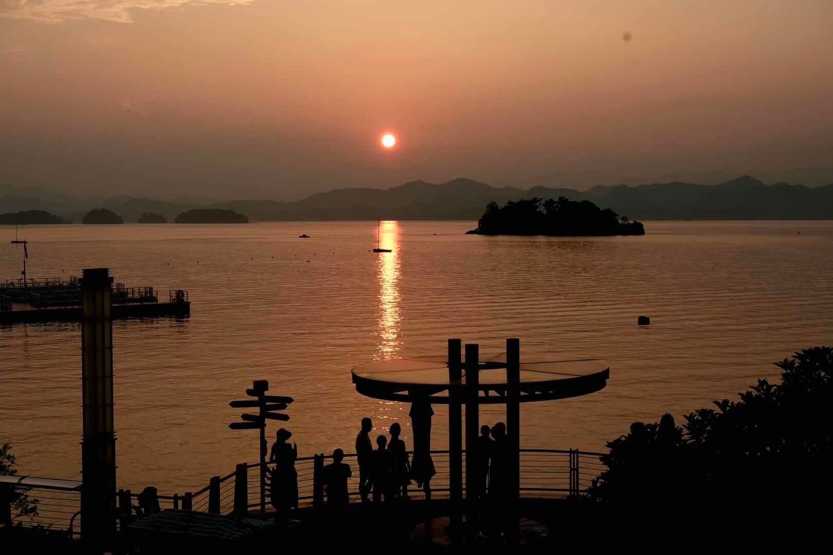 原来日落还可以这样出片被傍晚的落日狠狠治愈了，摸索着不同拍法，才发现光影藏着超多