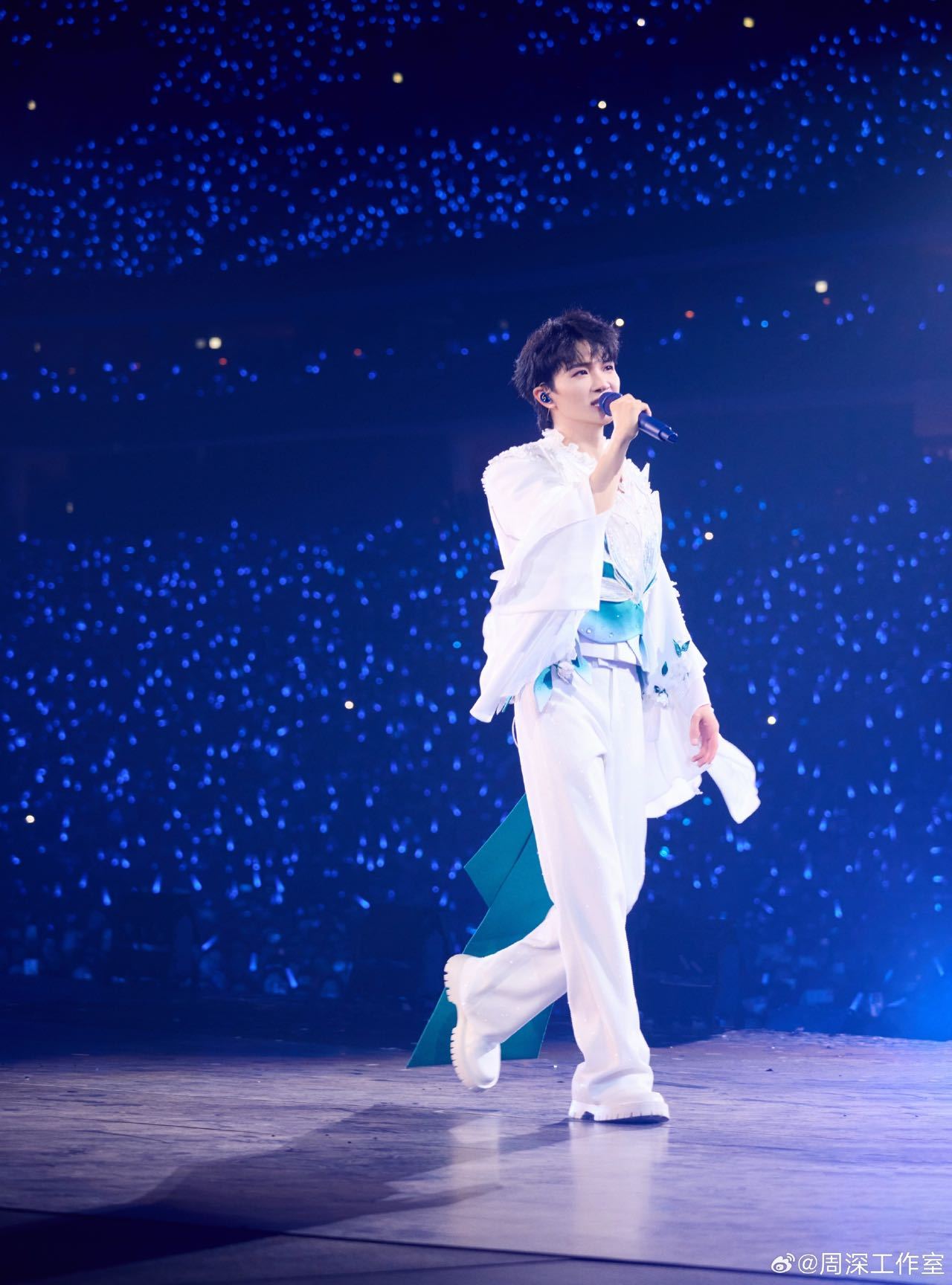 周深大湾区结束大湾区开始哇大湾区的朋友们又有福啦，周深演唱会去年在香港收官，今年