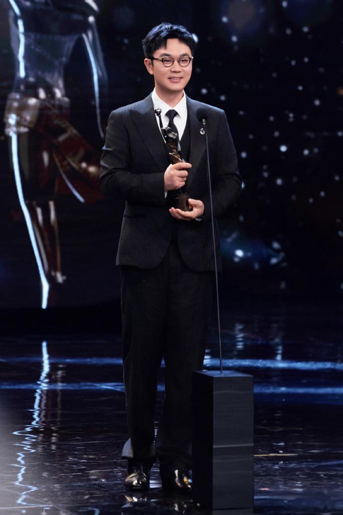 大鹏11年从新人导演成长为最佳导演大鹏获最受传媒关注导演编剧抛开早年喜剧滤镜再看