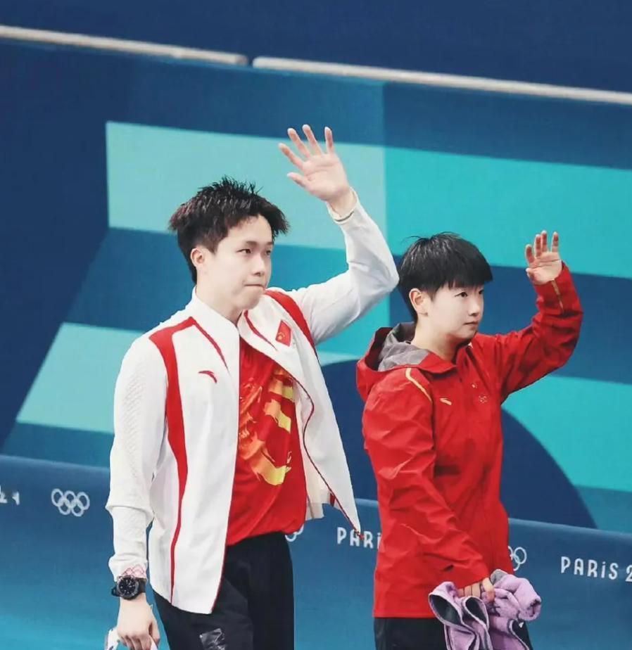 哇塞！听说头哥回北京啦！😎 结果一回来就跟甲鱼他们约饭，真是开心啊！
但仔细一