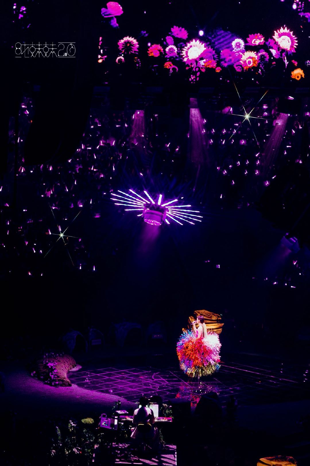 单依纯四面台舞美效果 单依纯四面台舞台美出新高度！蛋岛设计梦幻又高级，光影流转间