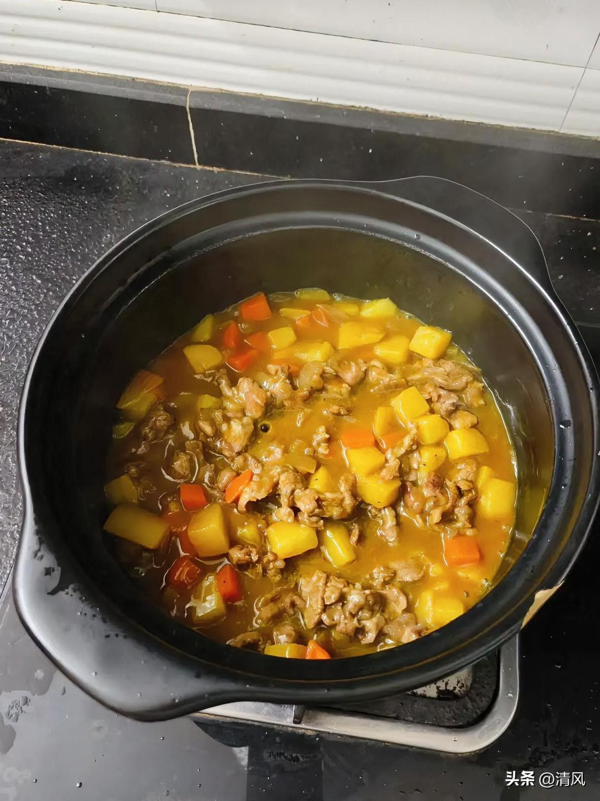 今天厨房可香了！
我在灶上炖了锅咖喱，土豆块吸饱了黄澄澄的酱汁，软乎乎一抿就化；