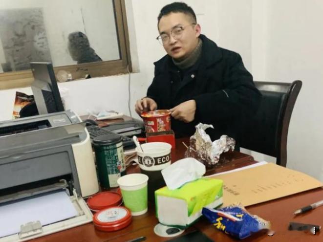 我们单位新来了一个博士生，厅长却安排他到后勤打杂了两年，年轻人心灰意冷，觉得人生