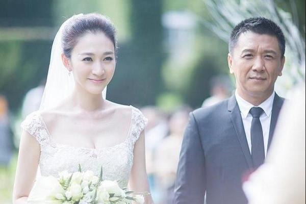 李小冉爆出婚变风波确实好理解，老公企业欠下巨款、被限高，惹得她也得背上债务。以前