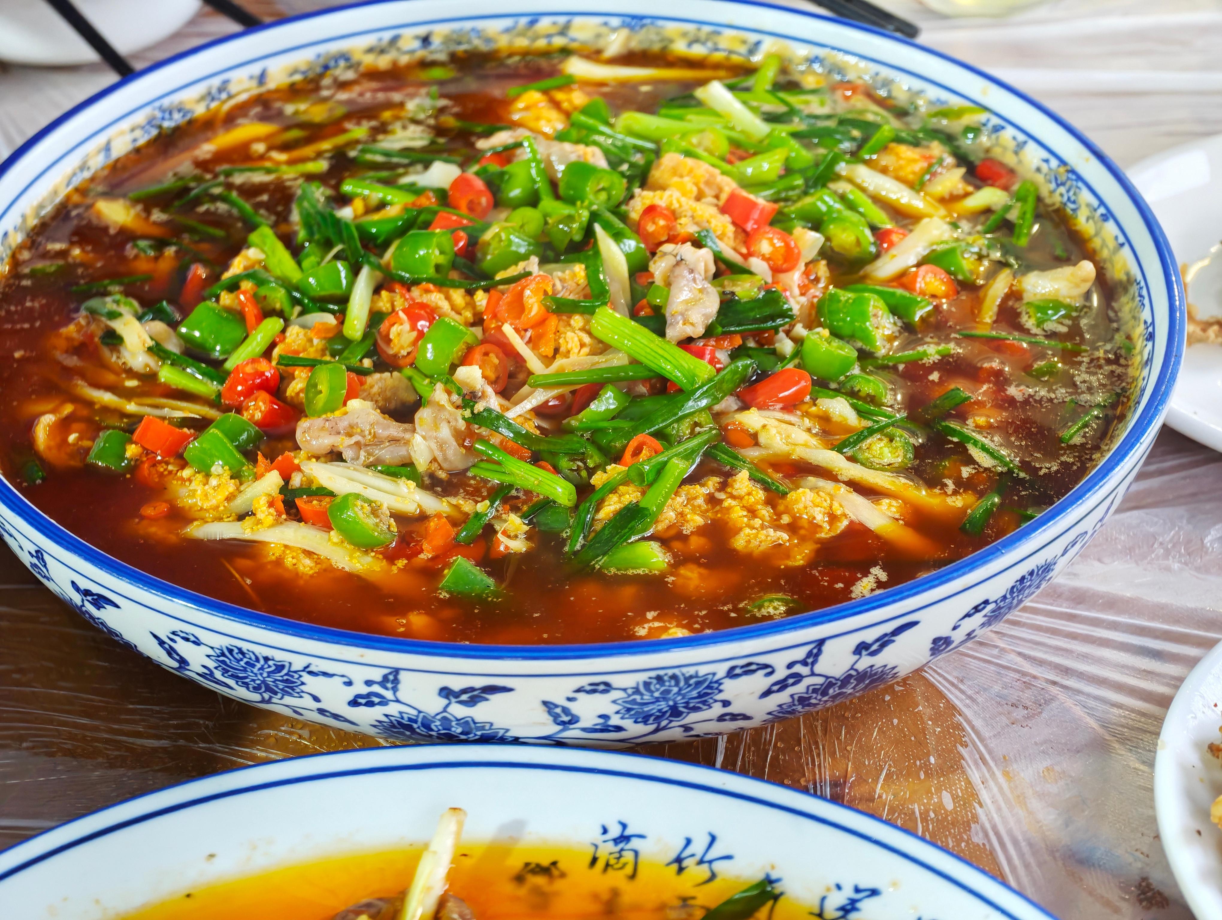 继续随便吃点。你敢信这条鱼就 38 块钱，这尼玛。 自贡·888嫩鱼馆