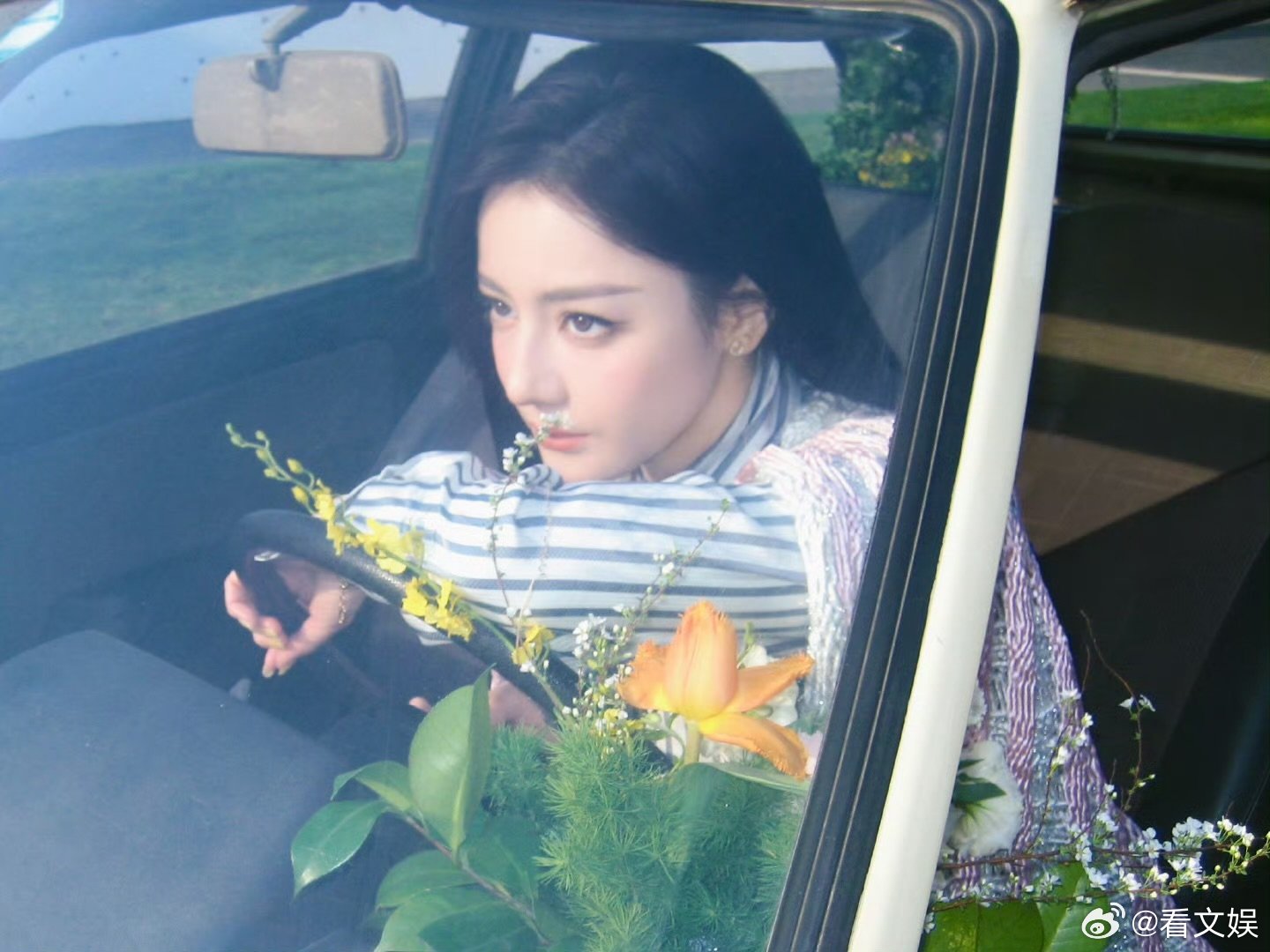  迪丽热巴浪漫随行申请坐上姐姐的专属副驾?镜头定格，浪漫随行一路皆是美好 