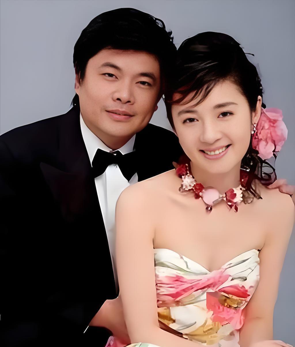 2004年，亿万富翁丁健对妻子说：“给你一个亿，离婚吧，我爱上别人了”，可妻子抱