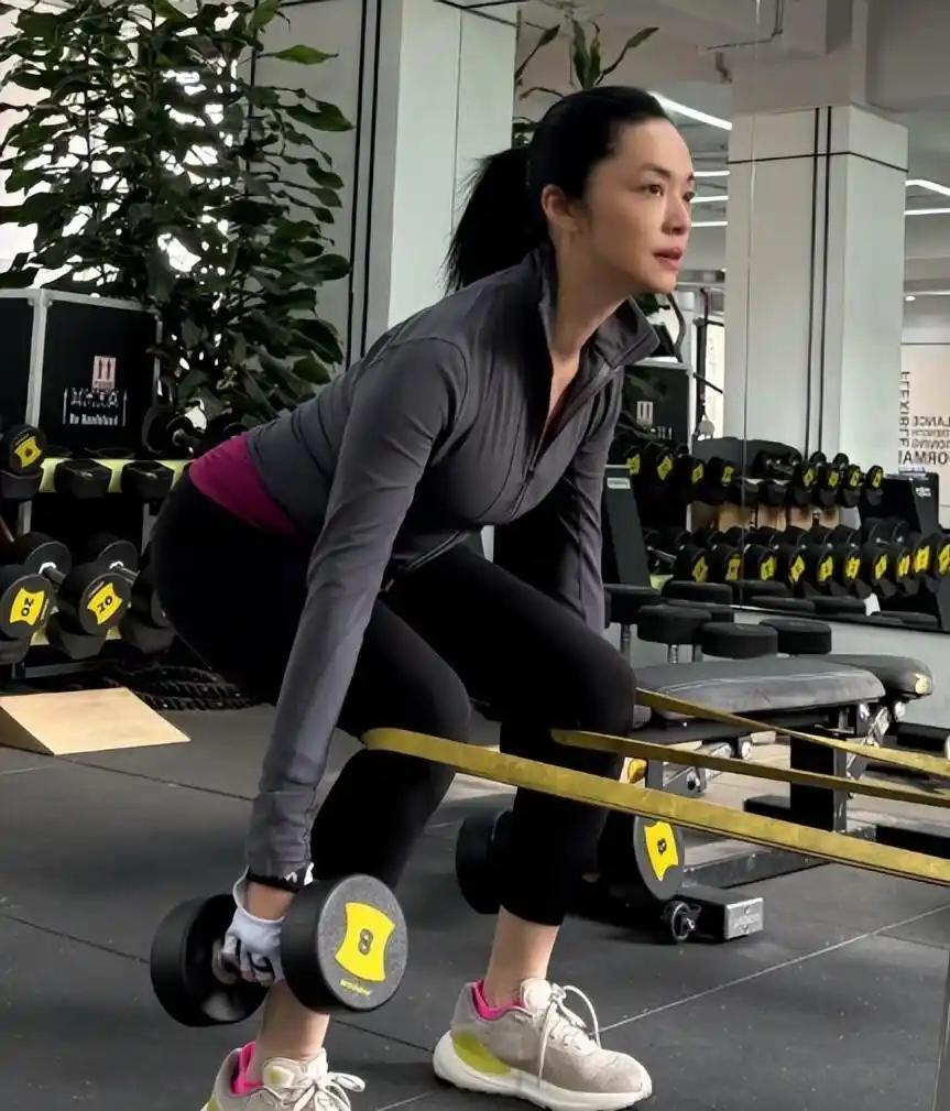 46岁姚晨健身照曝光！瘦到脸上没肉，私教辅助动作引争议，网友：这状态太狠了