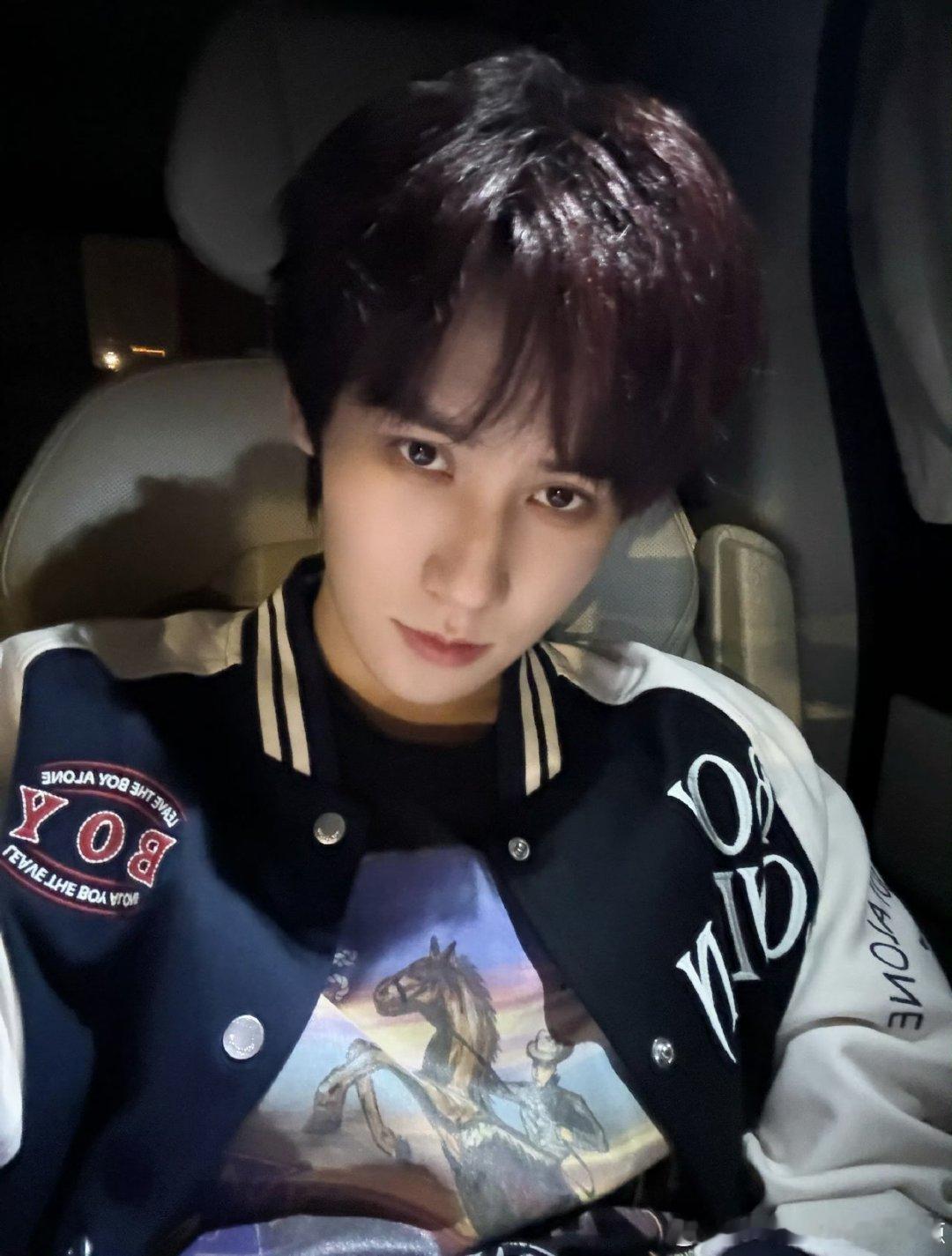 张真源今日自拍照张真源棒球服自拍棒球服加持张真源少年感拉满自拍帅出新高度魅力四射