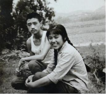1969年，城里 19 岁的知青孙旭东在北方一个村子插队，当时闯了一次女厕所，正