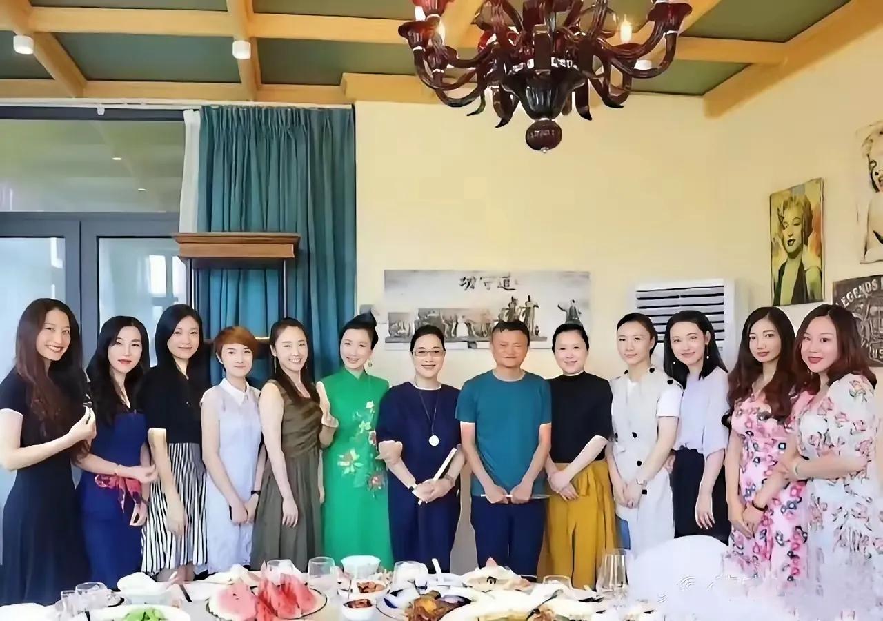 这幅照片，大概率是3.8妇女节那天拍的。