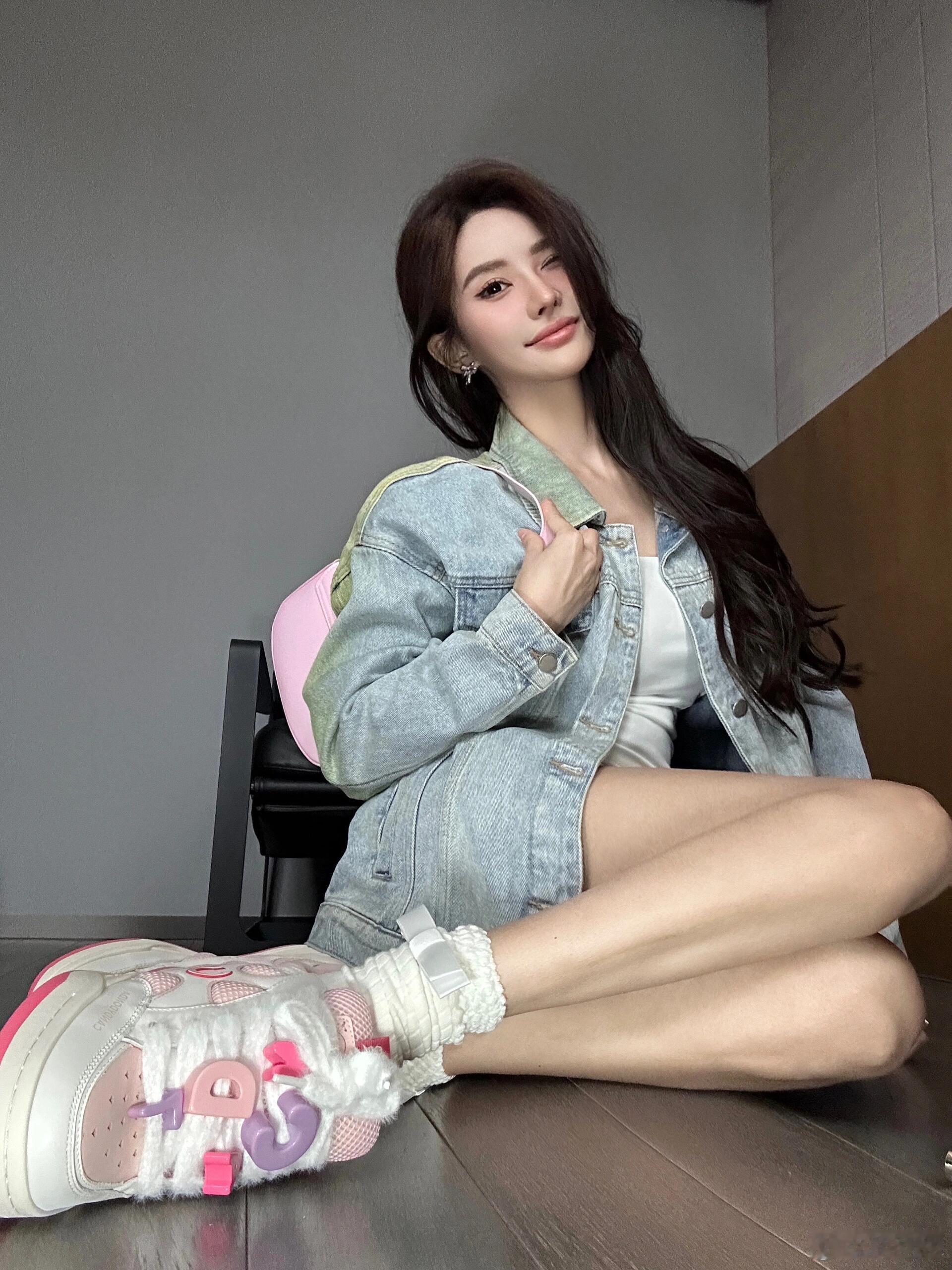 今天系草莓长腿女孩 ​​​