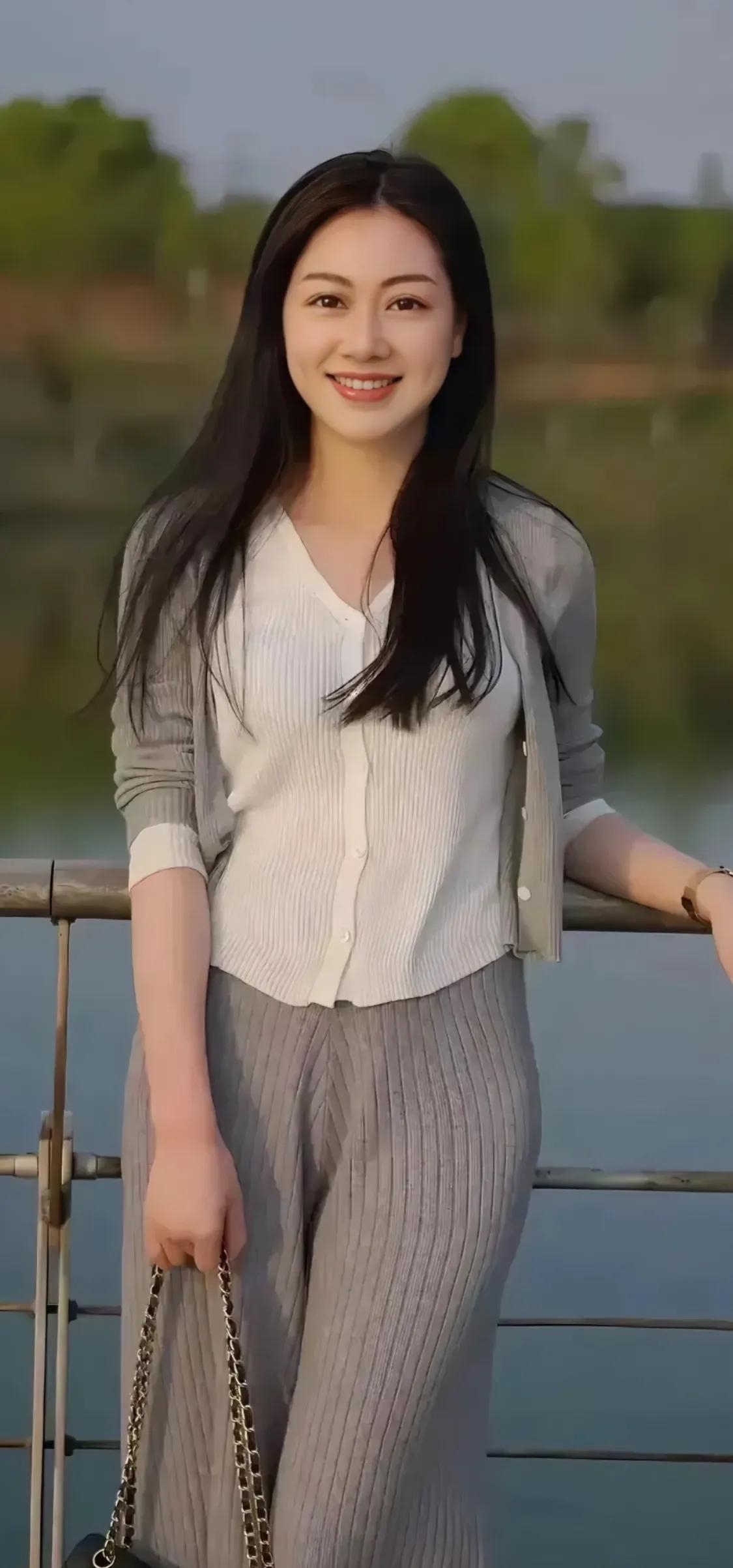 什么是真正的友谊？
就是你毕业后换了6个手机号，谁也没告诉 ，然而同学结婚时，还
