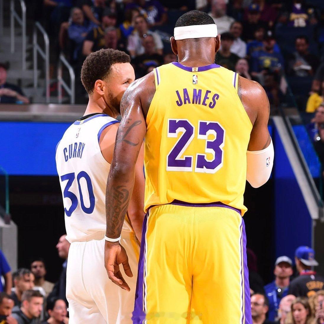 斯蒂芬·库里说他一直在给勒布朗发短信，而NBA世界的其他人都在等待他的自由球员决