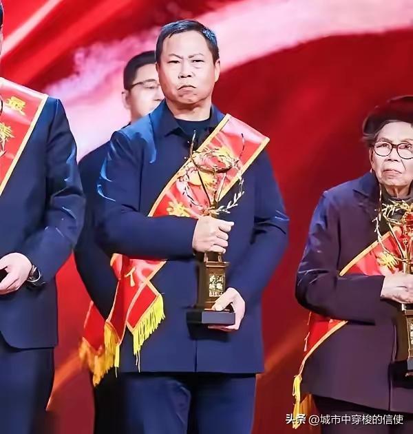 [月亮]2024年，浙江船老大沈华忠出海时，突然接到求救信号，他当场砍断6300