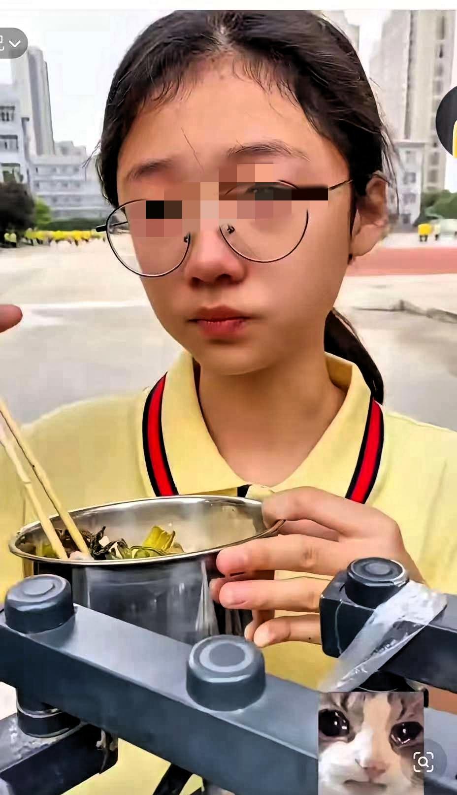 小女孩5岁时父亲因病去世，母亲改嫁，是姑姑一手带大的，如今13岁，身高已1.73