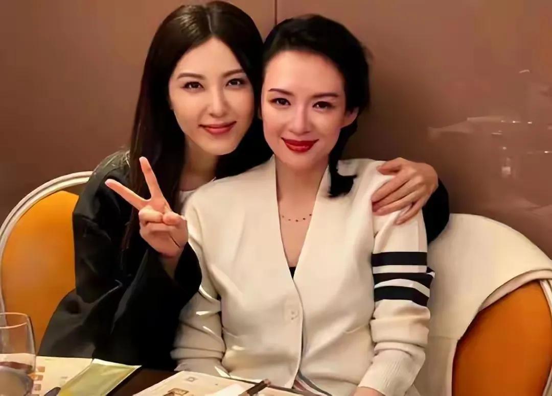 大家来猜猜看，这两位风姿绰约的明星究竟是谁？她们的美，由内而外，超凡脱俗，美得让