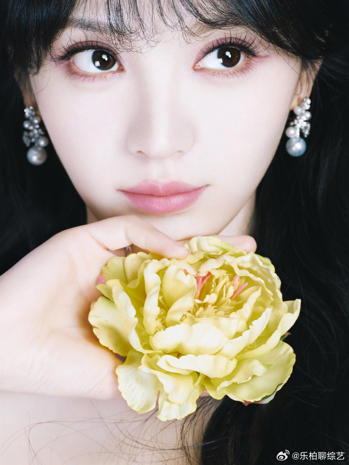 田曦薇好像睡美人田曦薇好像睡美人，鲜花配美人真的是太美了呀，简直就是童话里面的睡