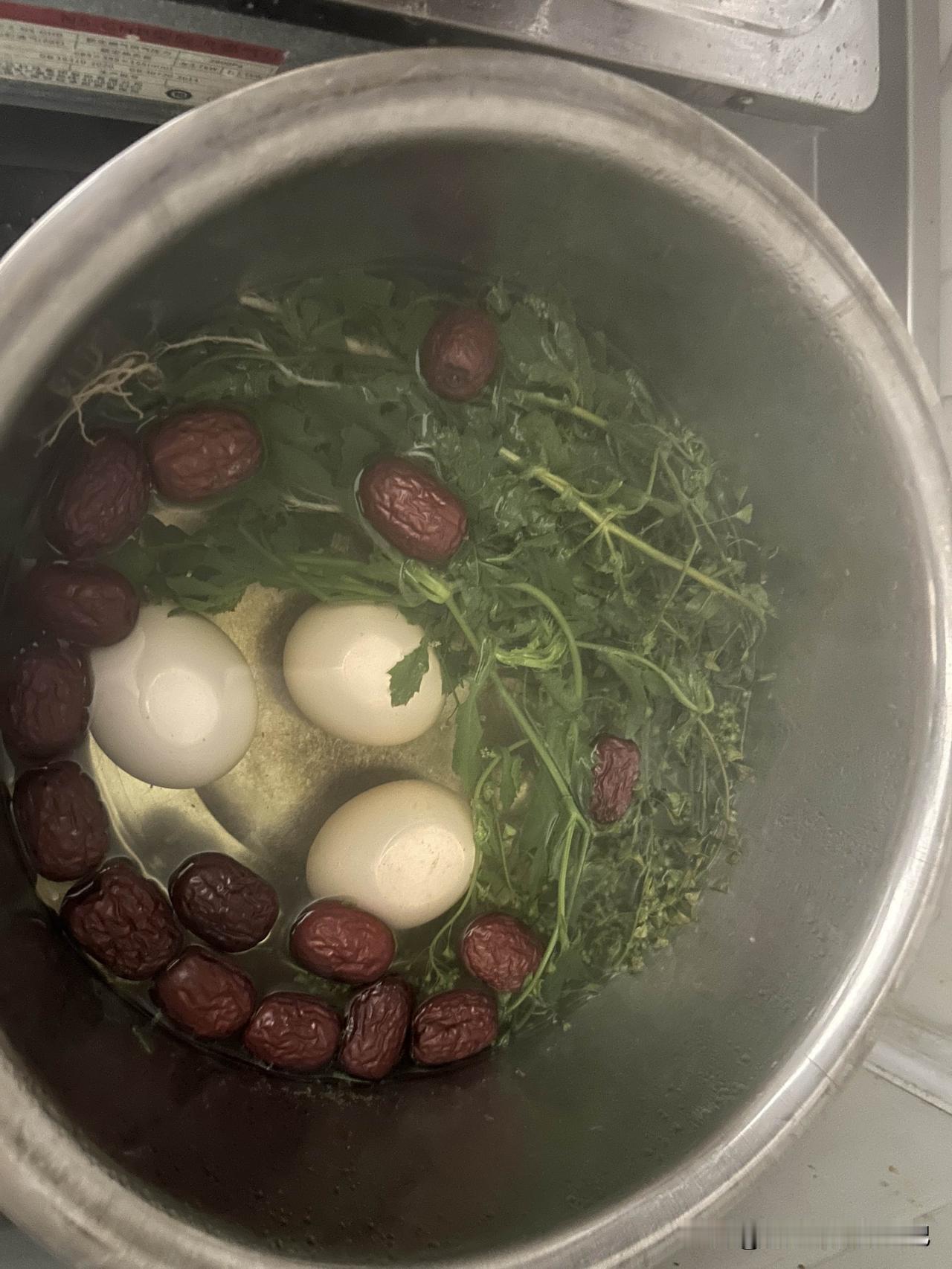 田里长出了好多地菜，学名又叫荠菜！长沙有个习俗，三月三，地菜煮蛋！
现在没到三月