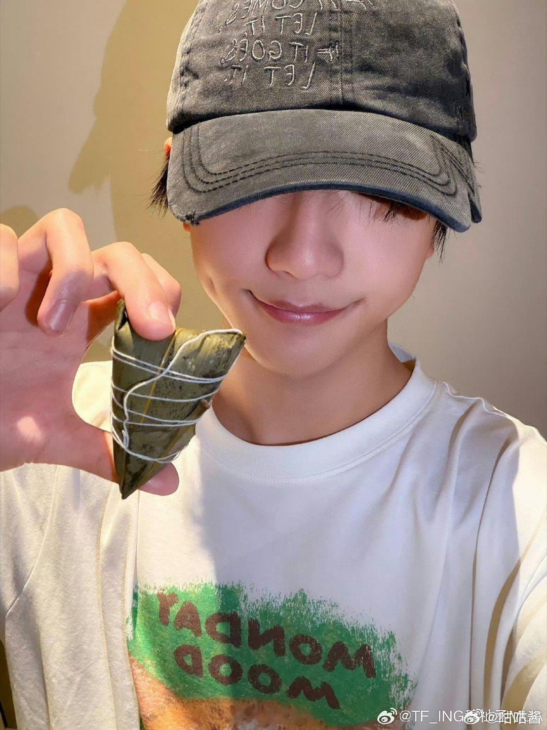 穆祉丞端午安康二连拍穆祉丞把粽子拍的好高级穆祉丞端午安康二连拍，这个姿势拿粽子，