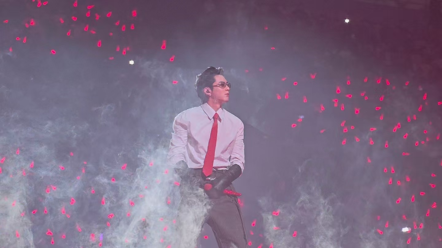 王鹤棣新歌舞台首秀又帅又炸 这场表演注定要成为经典！王鹤棣在《优雅》中完美平衡了