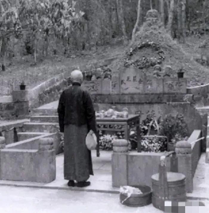 这是蒋介石最后一次到母亲坟前祭拜时的照片，拍摄于1949年。

当时国民党反动派