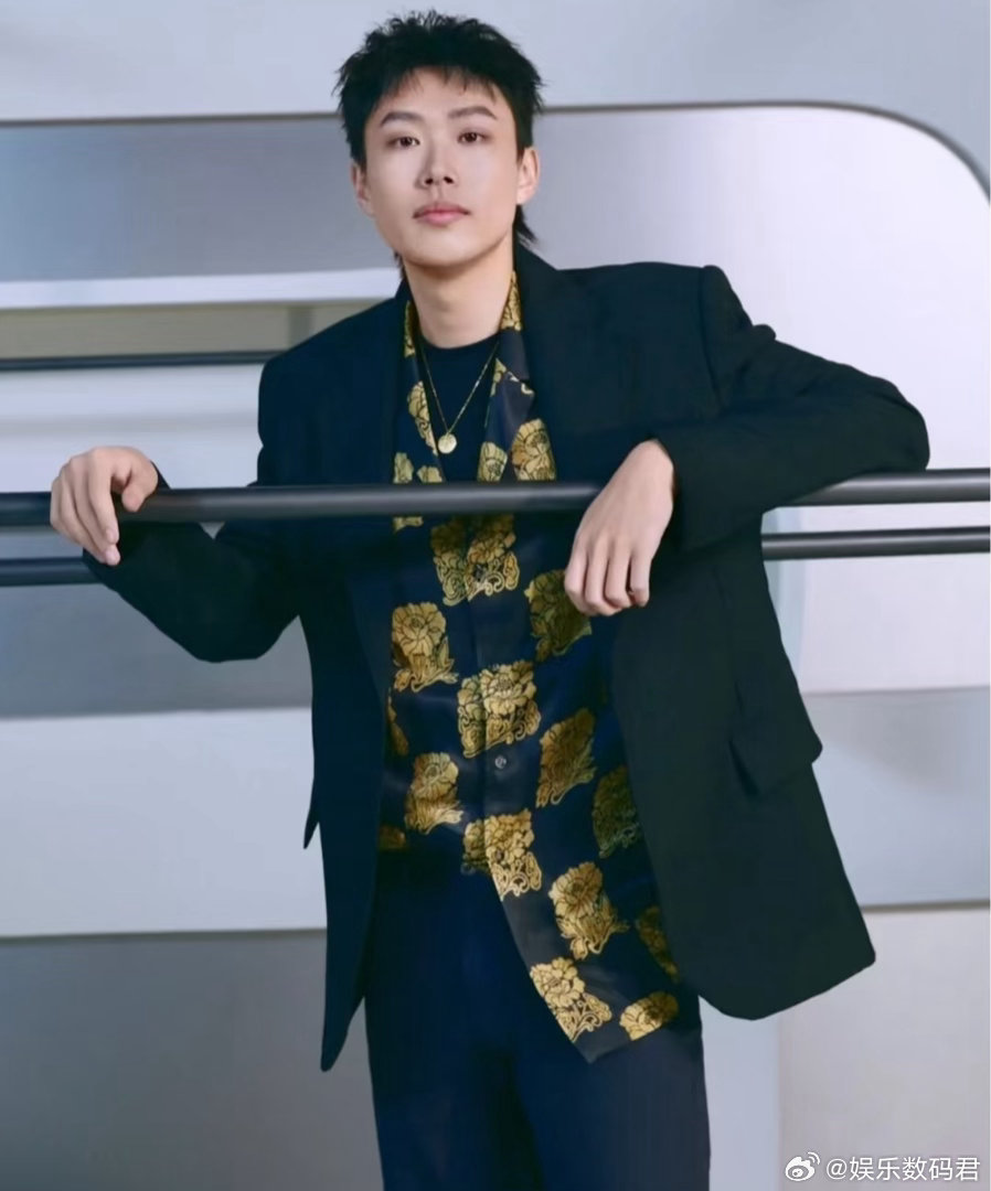 小北说杨志刚靠走后门 小北在《今夜喜友秀》里调侃杨志刚那段，太刺激了。直接说人家