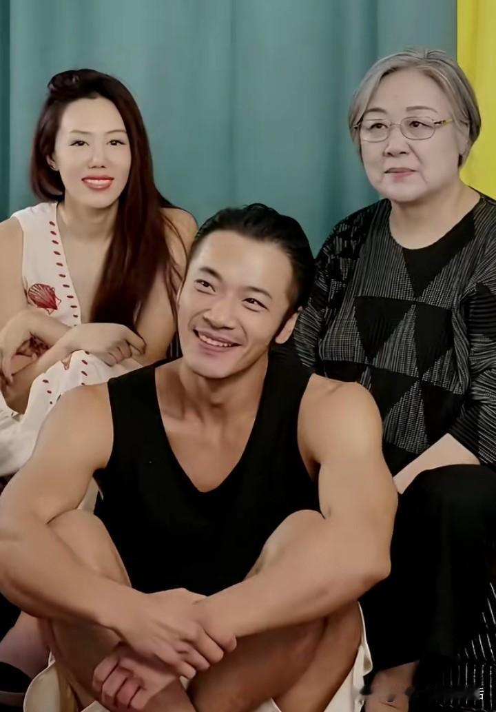 薛晧文的妈妈王羽，也是一个播音员出身，说起话来，字正腔圆，非常有气质。

话说薛