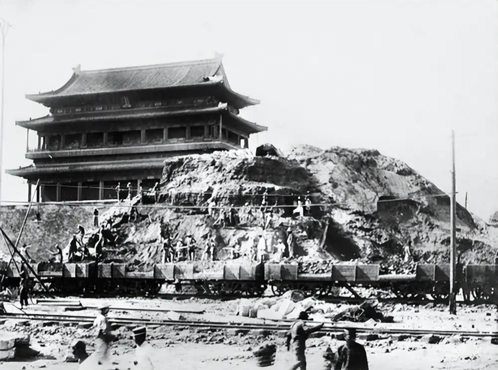 1915年北京正阳门改造，6月16日开工，11月竣工。由朱启钤主持，拆除完整瓮城