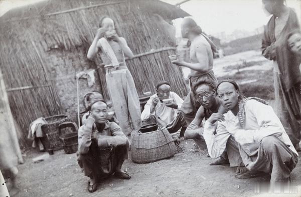 街头吃饭的村民，1910年 ​​​