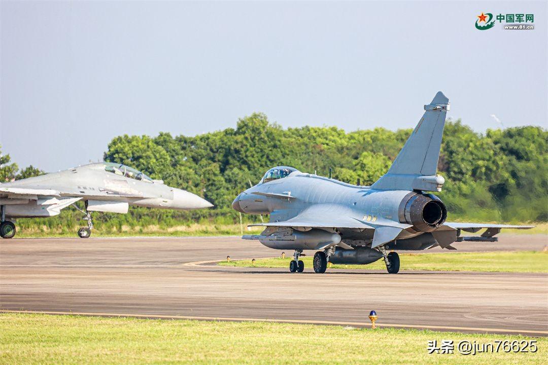 近日，空军航空兵某旅组织多机型红蓝对抗演练。训练中，飞行员充分发挥不同机型性能优
