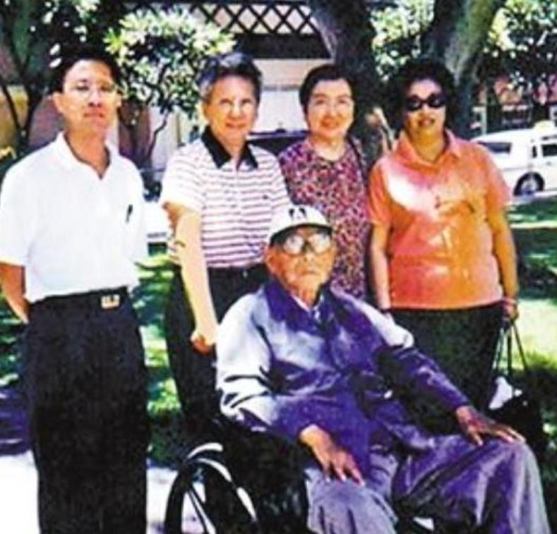 1999 年 6 月，杨瀚赴夏威夷，在教堂门口见到 99 岁、坐轮椅的张学良。杨
