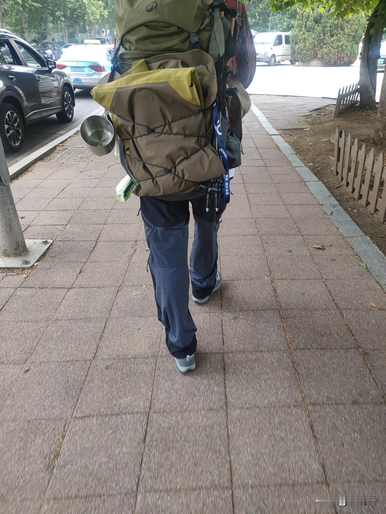 分享随手拍的景色随手拍的，突然发现这个运动装备好全，不知道是徒步需要还是纯户外运